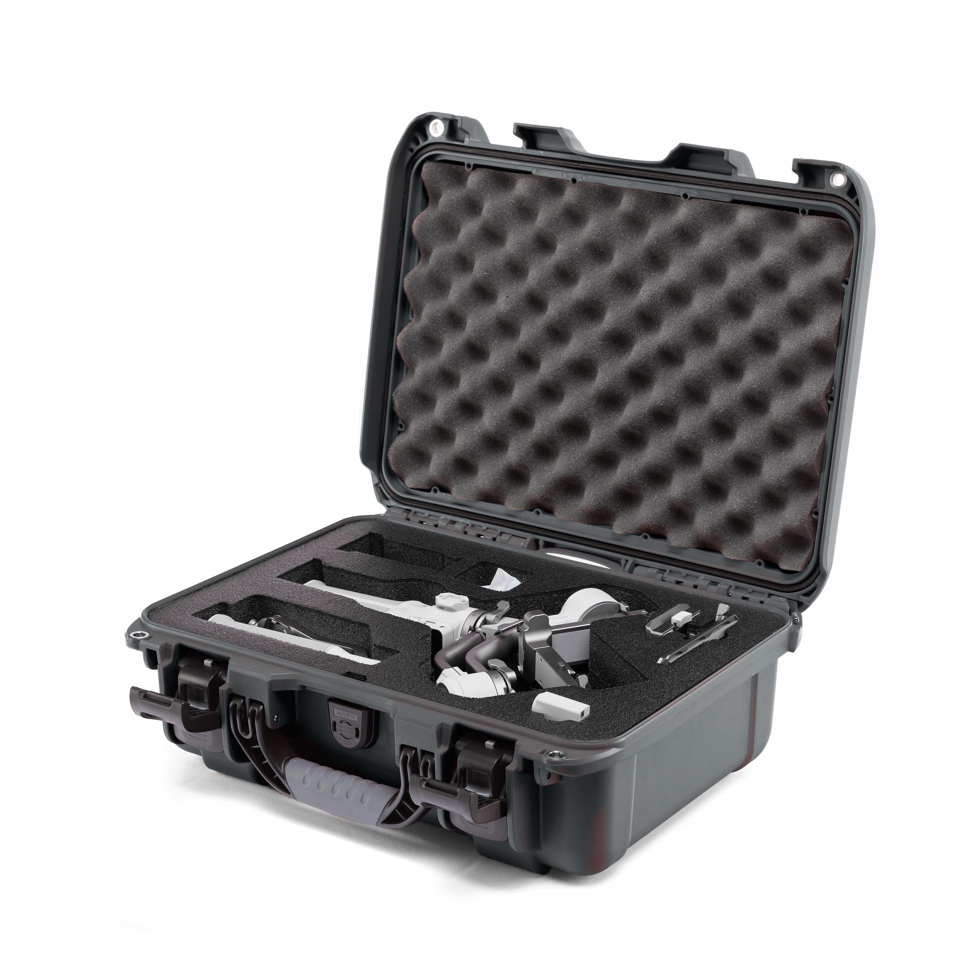 NANUK 920 Ronin S4 Mini Graphite angle view with stabilizer inside NANUK 920 Ronin S4 Mini Graphite angle view with stabilizer inside