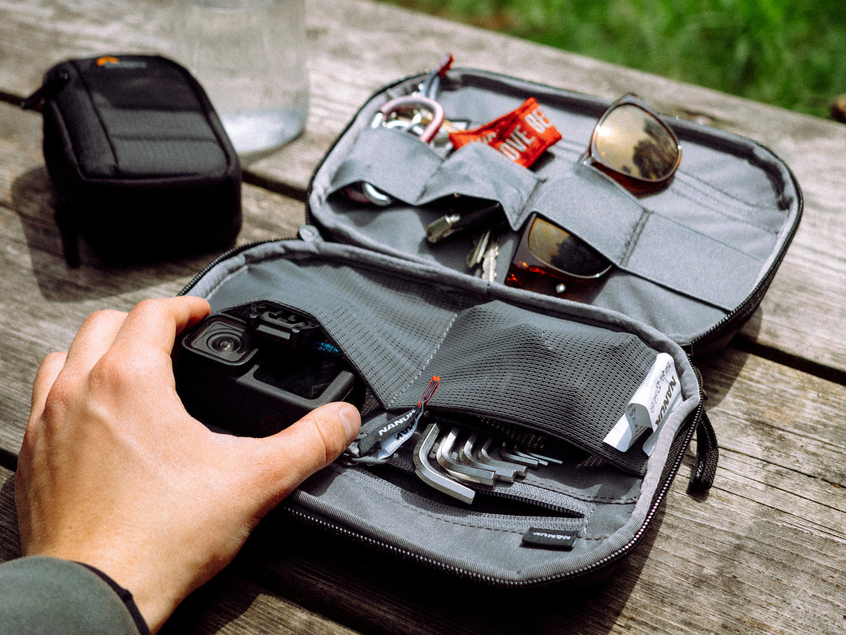 N-Cubik_Techpouch opened outdoor on a wooden table
