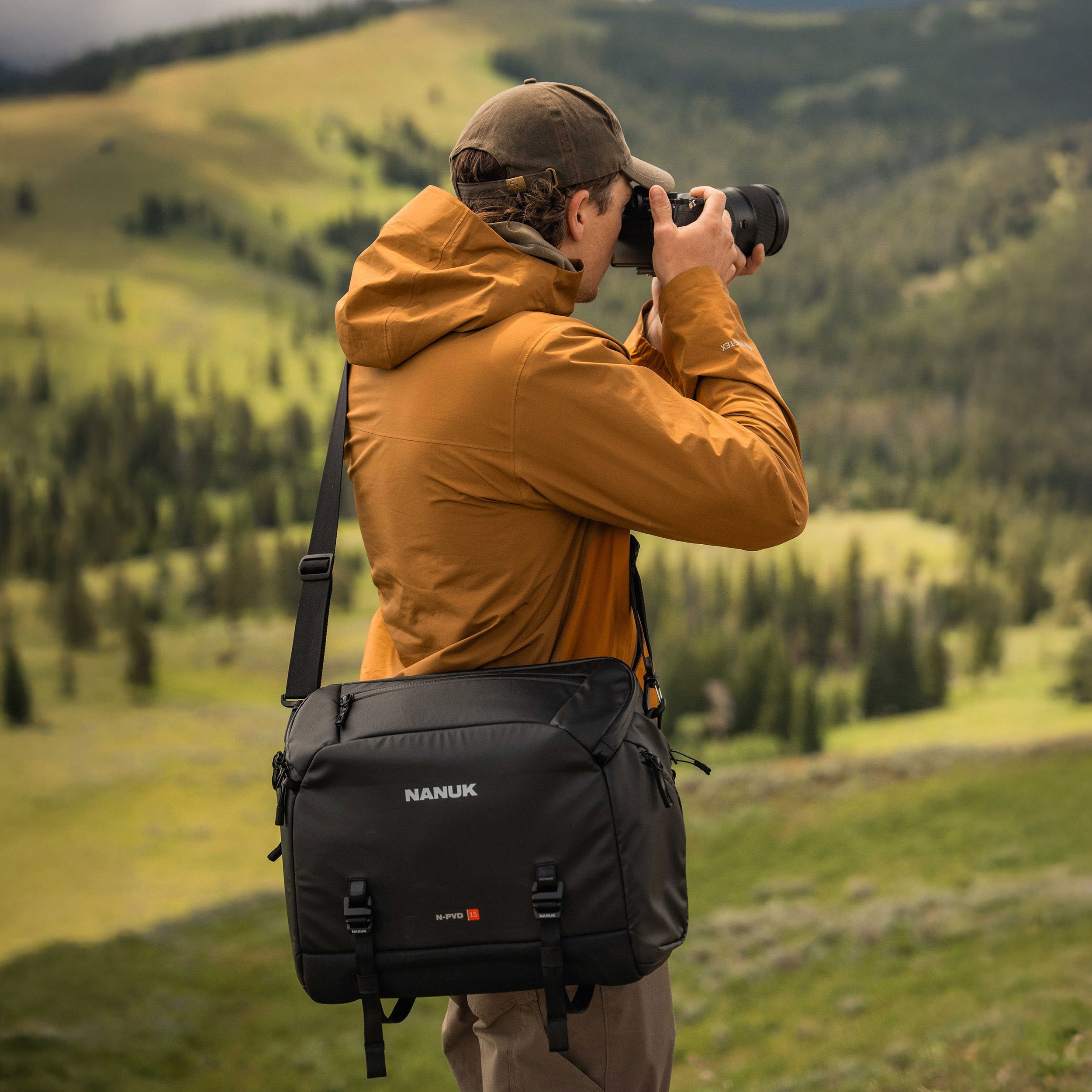 nanuk-sling-npvd-15l-lifestyle2 nanuk-sling-npvd-15l-lifestyle2