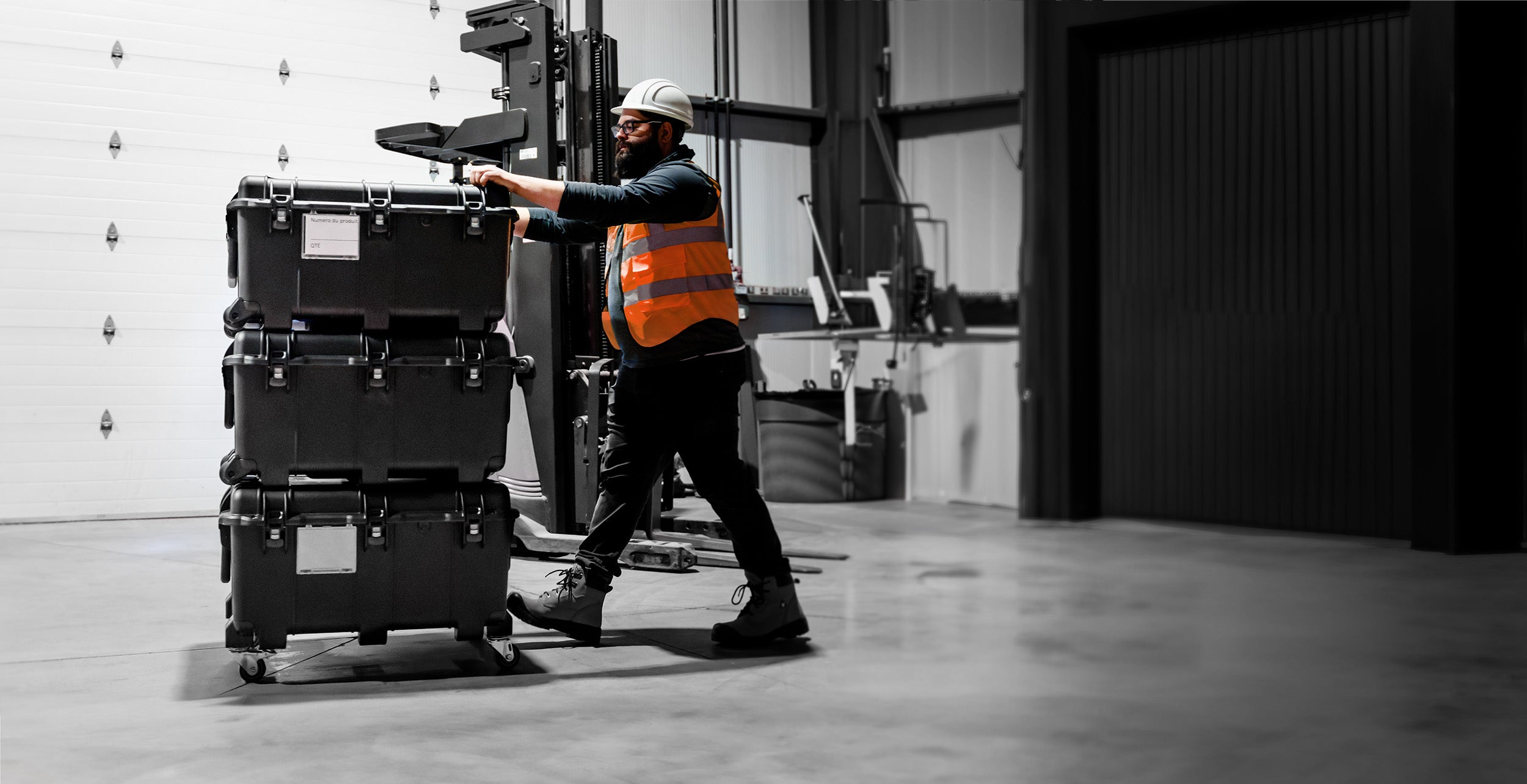 Le site valises de NANUK est équipé de roues, ce qui est avantageux pour les industries où les travailleurs sont souvent en déplacement, et permet de transporter facilement les outils et l'équipement sur les sites de projet.